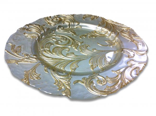 Elegant gold-patterned dinnerware