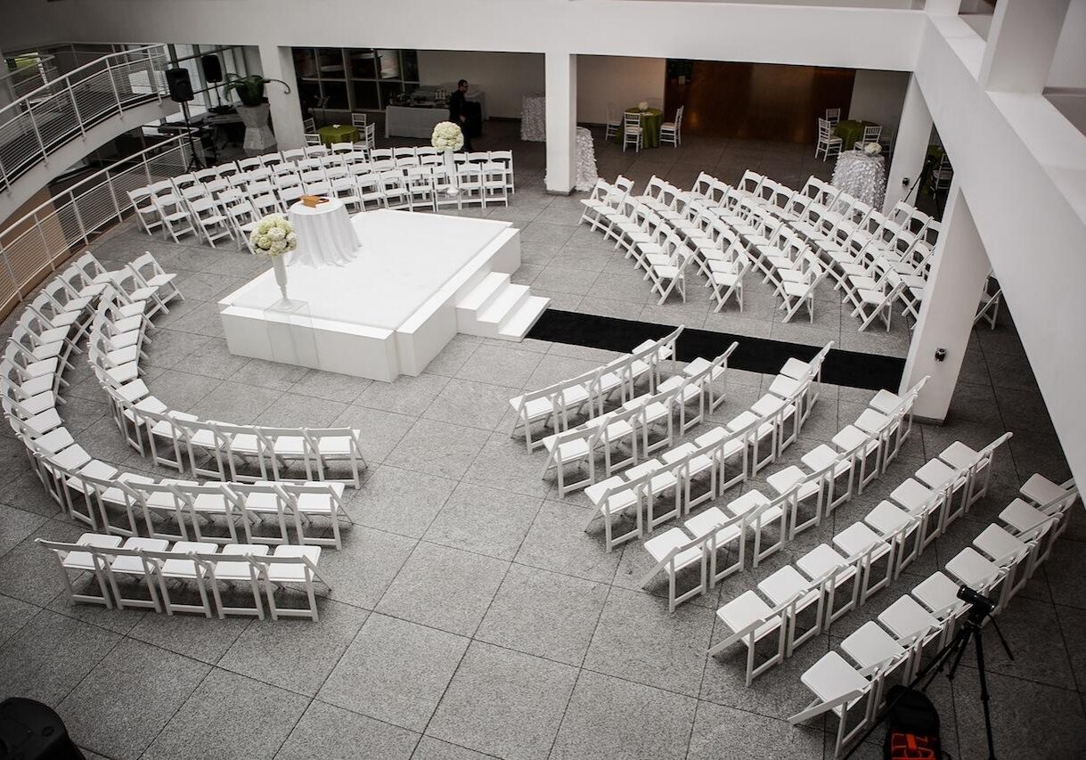 Circular seating arrangement around a stage