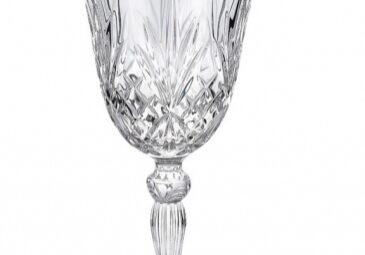 Clear glass wine goblet, decorative pattern